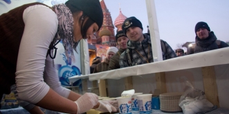 Delikatessen zum Mitnehmen auf Moskaus Straßen