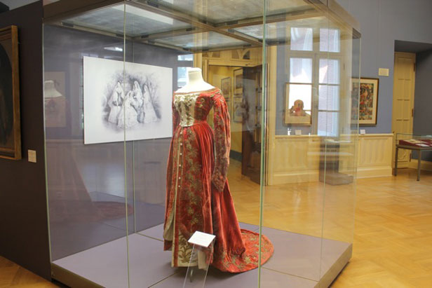 Prunkvolle Roben auf dem Großen Romanow-Ball 