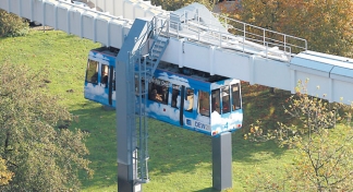 Deutsche Hängebahn für die Stadt im Stau